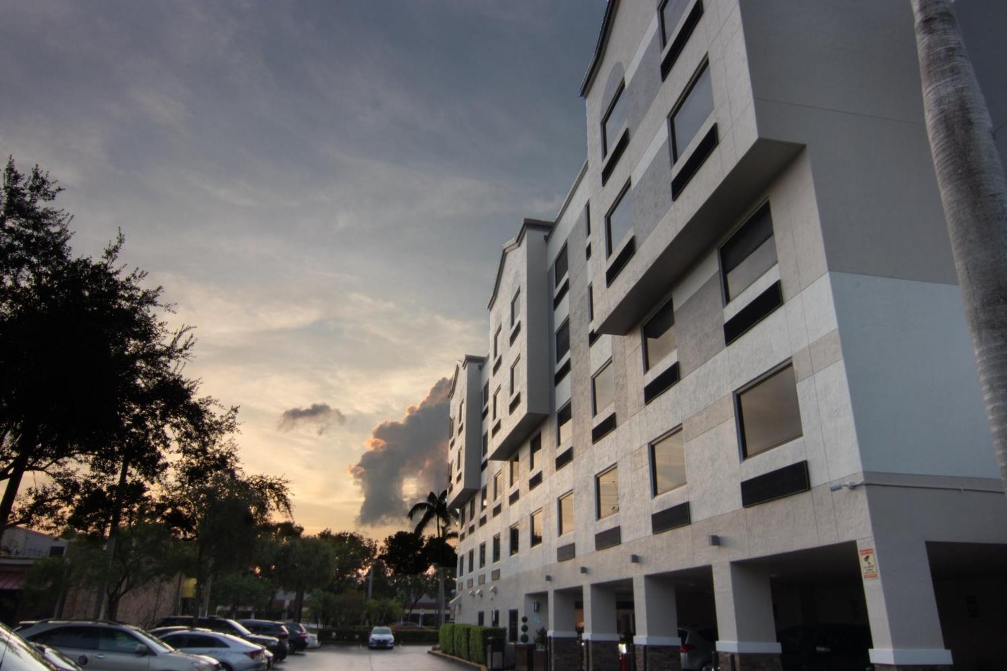 Holiday Inn Express And Suites Fort Lauderdale Airport West By Ihg Davie Exterior photo