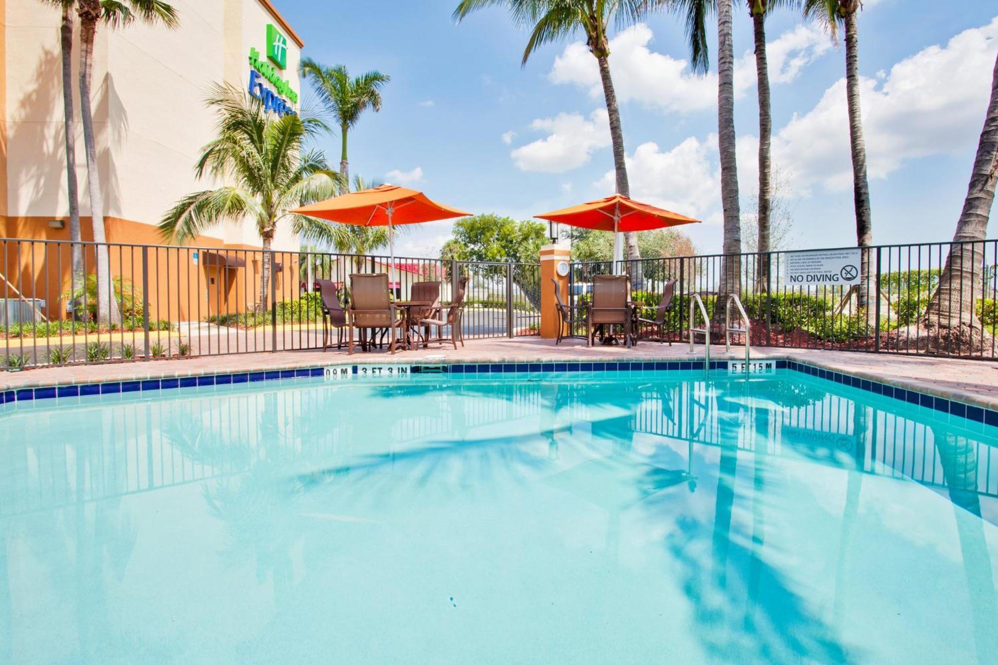Holiday Inn Express And Suites Fort Lauderdale Airport West By Ihg Davie Exterior photo